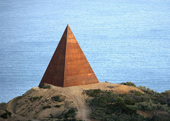 Mauro Staccioli, Pyramid at the 38th parallel, height m 30, weathering steel, Motta D’Affermo, Fiumara d’Arte (credit: Cristina Barbetta, 2016)