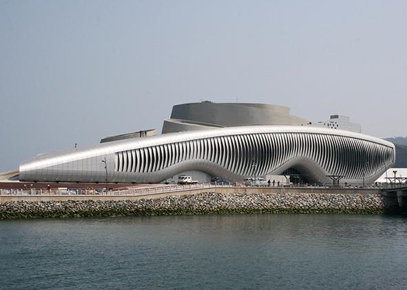 The kinetic façade of One Ocean Thematic Pavilion for Expo 2012 Yeosu, South Korea (credits: Knippers Helbig GmbH – Image; SOMA ZT – Architecture; Knippers Helbig GmbH –Façade Engineering; Ojoo Industrial Co., Ltd. – Lamella façade Contractor). AGATHÒN 06 | 2019