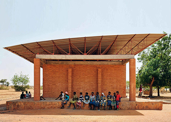 Gando Primary School (2001) in southern Burkina Faso, designed by Francis Kéré: main elevation and building header (source: arquitecturaviva.com). AGATHÓN 17 | 2025