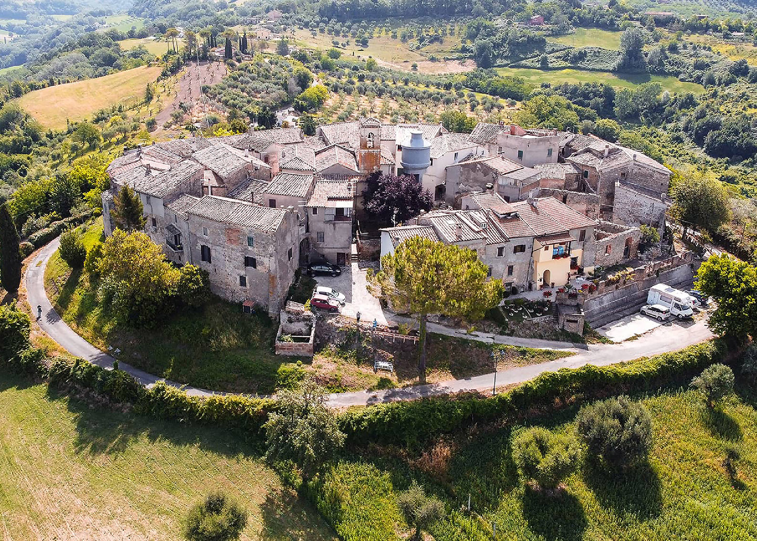 Borgo di Cicignano: the circular layout configures open space as a protected environment, fostering freedom of movement, legibility of pathways and conditions of autonomy and safety for residents. In the territorial context, the quality of the landscape contributes to the sensory perception of external stimuli, with positive effects on residents’ health and well-being (source: cicignano.com, 2020). AGATHÓN 19 | 2026