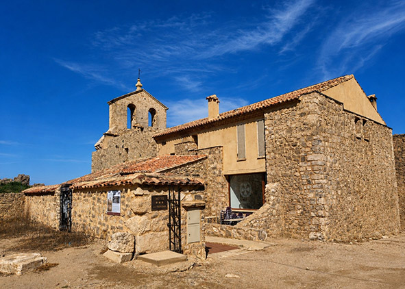 Territorial skyline view of Moya and current view of Hotel La Albacara (credits: the Authors, 2026). AGATHÓN 19 | 2026