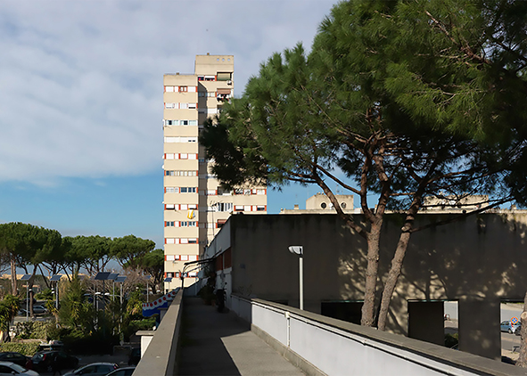 Torrevecchia (Rome): the tower used for experimentation, seen from the elevated walkway system that connected the residential body to the slab intended for commercial activities (credit: C. Vannini, 2025). AGATHÓN 19 | 2026