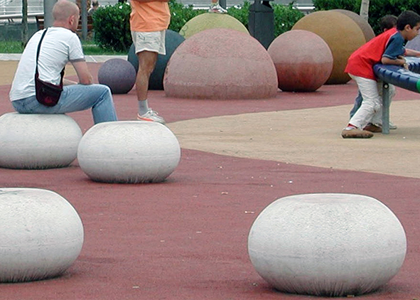 Monolith urban furniture benches made of concrete containing fine aggregates and with superficial etching and waterproof finishing; Parco Nervion, Abandoibarra, Bilbao (credit: Maspoli, 2006). agathón