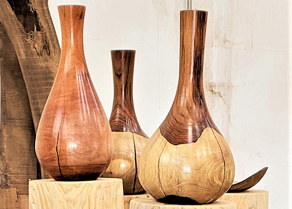 Set of solid wood vases (credit: R. Schmidt, 2020). AGATHÓN 09 | 2021