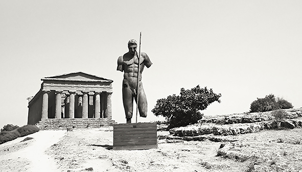 Il Tempio della Concordia ad Agrigento con una scultura in bronzo di Igor Mitoraj