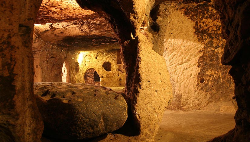 Città sotterranea di Kaymakli in Cappadocia, Turchia: in primo piano il blocco di pietra per la lavorazione del rame (credit: D. North)