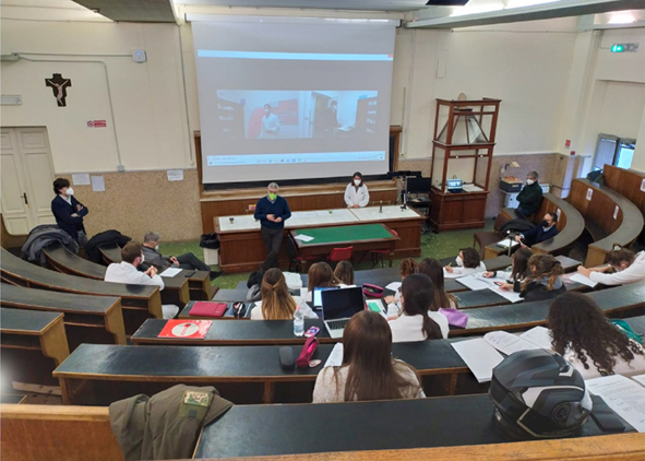 Image showing fourth-year students of the Pharmacy degree course watching in synchronous mode the live simulation set up and carried out in a different university classroom (credit: G. Boero, 2022). AGATHÓN 12 | 2022