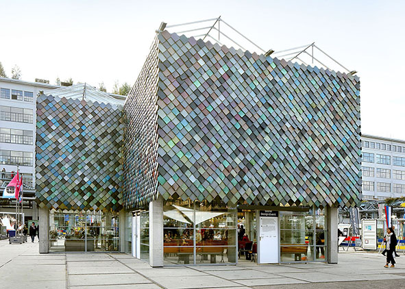 Temporary People’s Pavilion, Eindhoven, 2017 Dutch Design Week. The structure was made entirely from borrowed materials, while the pavilion was clad in interlocking plastic tiles recycled from PET bottles donated by town residents (source: tudelft.nl; credit: F. Dujardin). AGATHÓN 15 | 2024