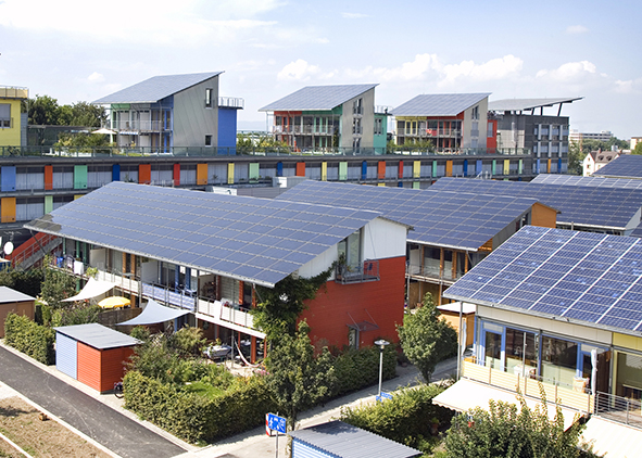 The Solar Settlement, a sustainable housing community project in Freiburg, Germany (credit: Andrewglaser, 2009). AGATHÓN 15 | 2024