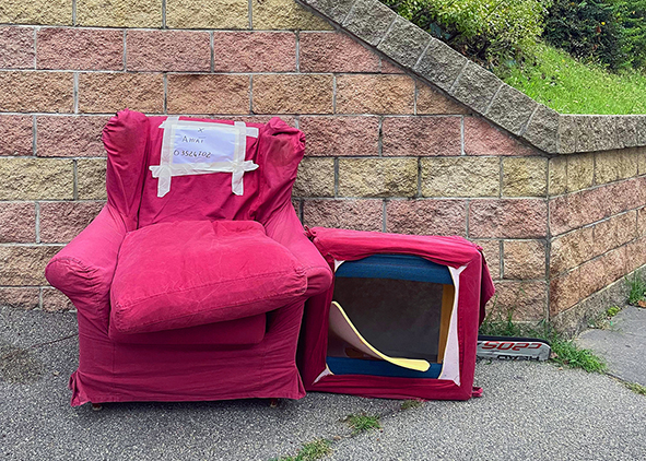 Sofa destined for disposal. (credits: the Authors, 2024). AGATHÓN 16 | 2024