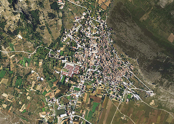 Satellite image and views of the Municipality of Barisciano (source: Google Earth; credits: the Authors). AGATHÓN 17 | 2025