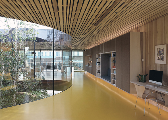 Oldham Maggie’s Centre, designed by dRMM Architects: room with mobile partition system; multifunctional space (credits: A. de Rijke, 2017). AGATHÓN 17 | 2025